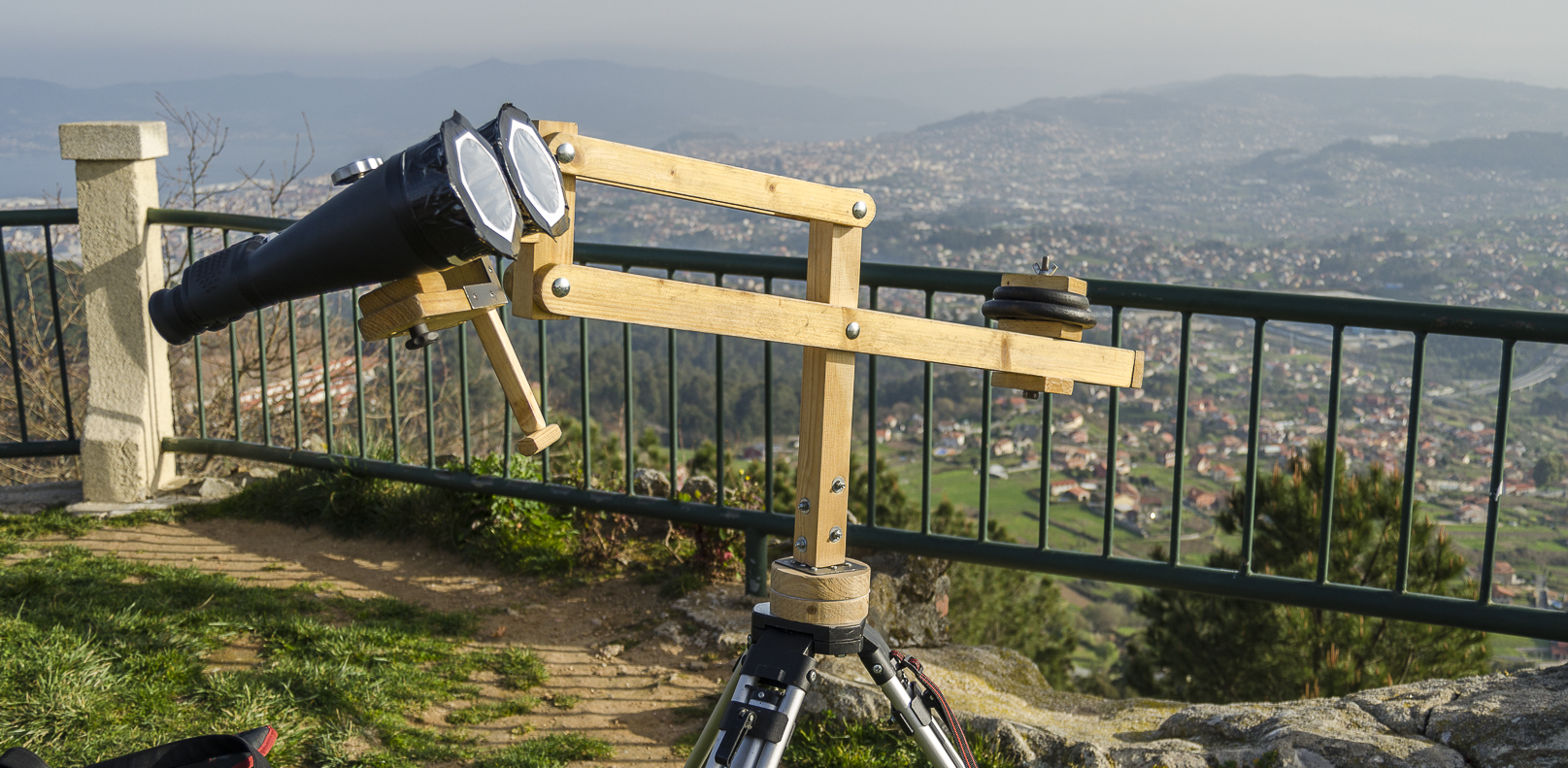 Prismáticos Celestron 20x80 en Monte Cepudo (Vigo) con filtros solares para eclipse de sol