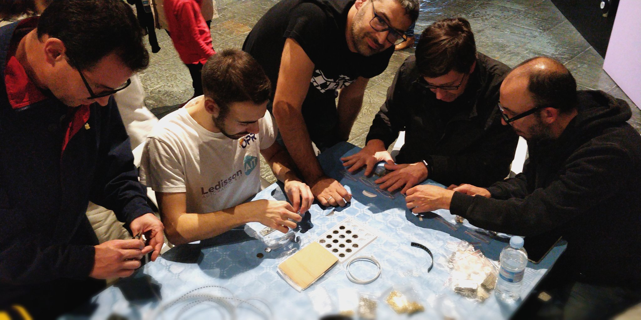 Escogiendo las piezas para el badge No más semáforos de Akirasan